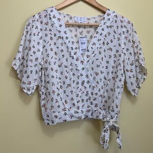 Ivy & Main | Ditsy Floral NWT Shortsleeve Tie Wrap Surplice Crop Top Small